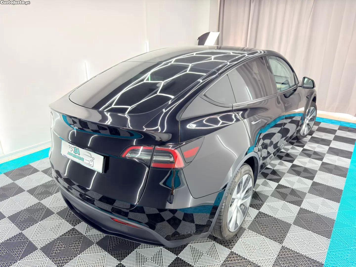 Tesla Model Y Standard range plus — fotografia 18