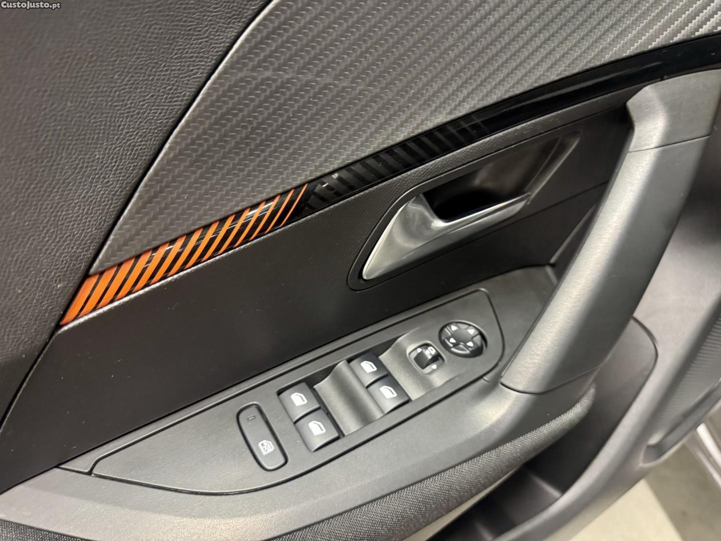 Peugeot 2008 1.2 PureTech Active Pack EAT8 — fotografia 2