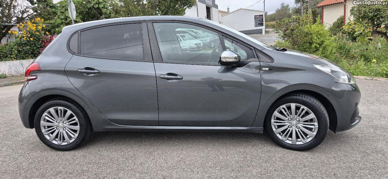 Peugeot 208 208 1.2 VTI ALLURE — photo 5