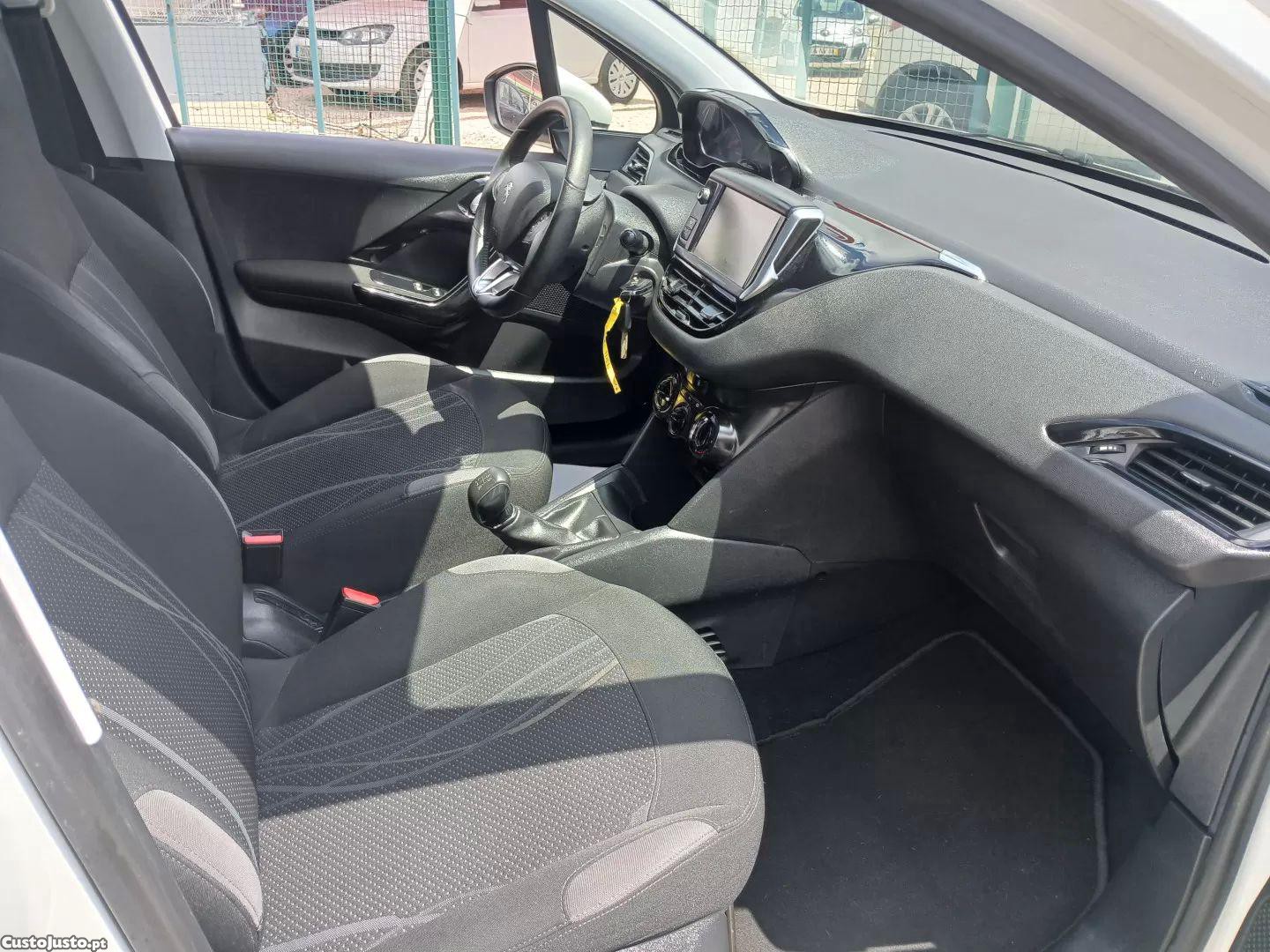 Peugeot 208 1.2 puretech active — fotografia 4