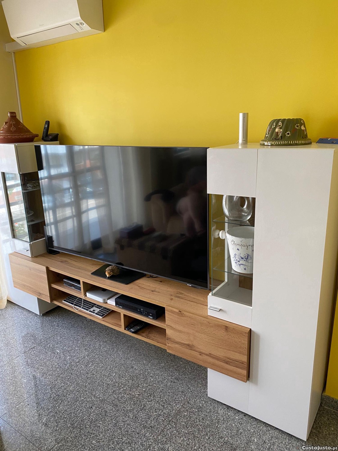 sala de jantar: Aparador, móvel de TV, mesa com 4 cadeiras