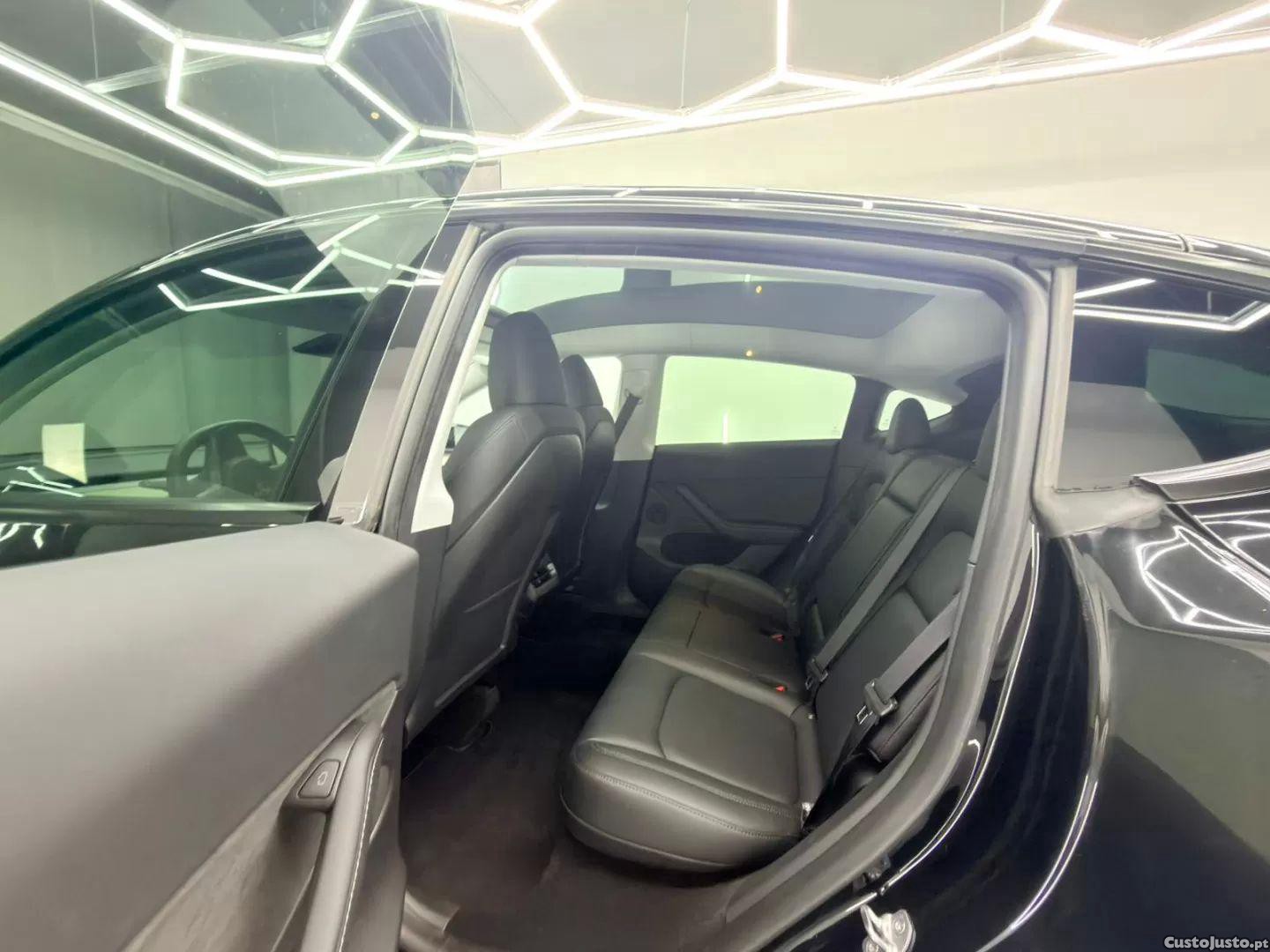 Tesla Model Y Standard range plus — fotografia 17