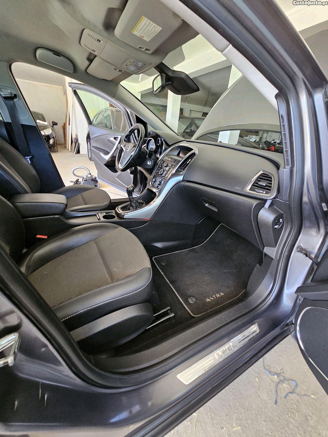 Opel Astra 1.7cdti 125cv pintura e interior novos — fotografia 2