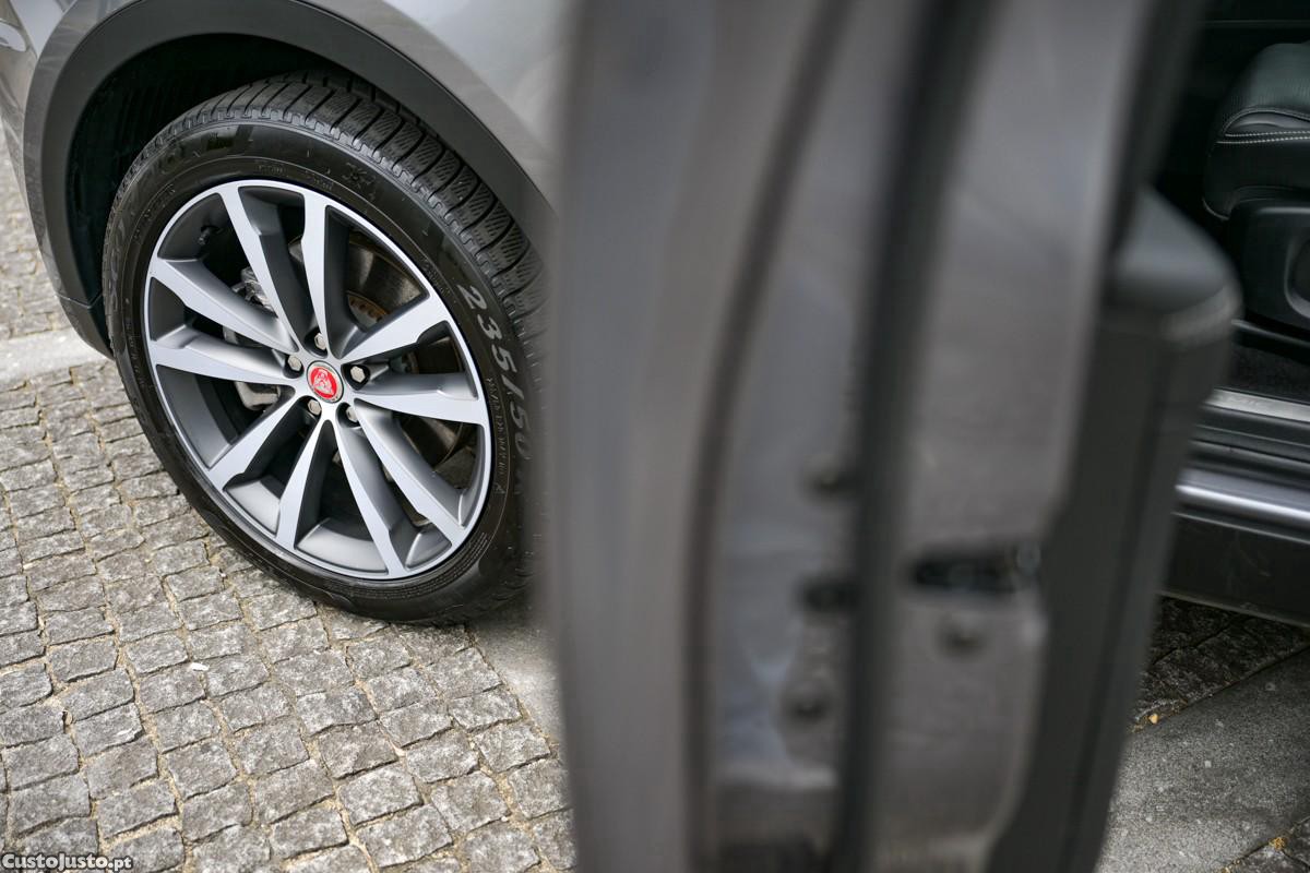 Jaguar E-Pace 1.5 P300e R-Dynamic SE AWD Aut. — fotografia 16