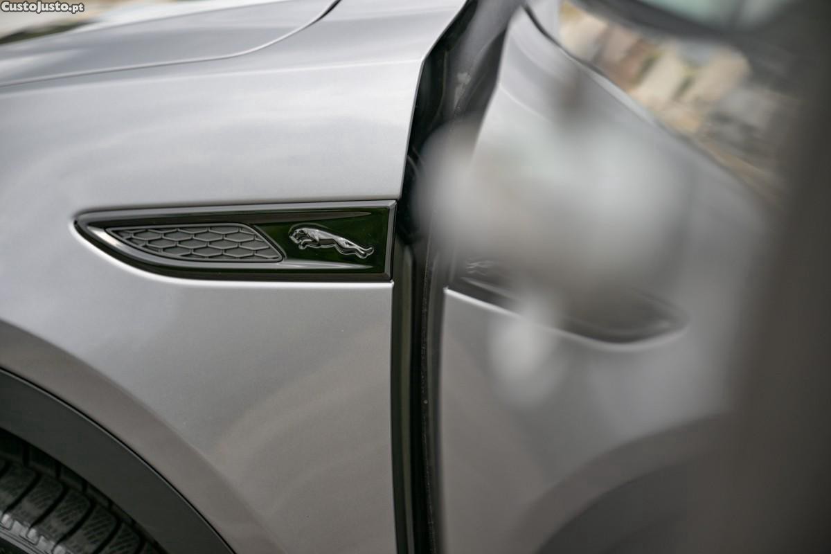 Jaguar E-Pace 1.5 P300e R-Dynamic SE AWD Aut. — fotografia 15
