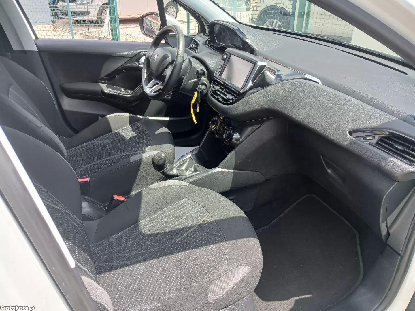 Peugeot 208 1.2 puretech active — fotografia 3