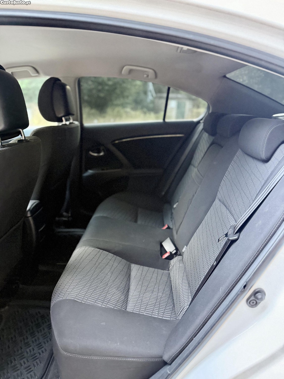 Toyota Avensis 2.0D4D — fotografia 7