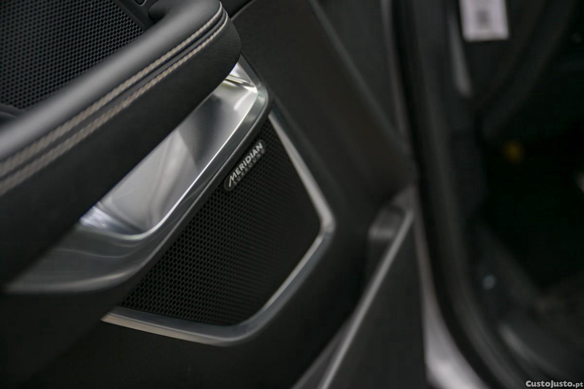 Jaguar E-Pace 1.5 P300e R-Dynamic SE AWD Aut. — fotografia 4