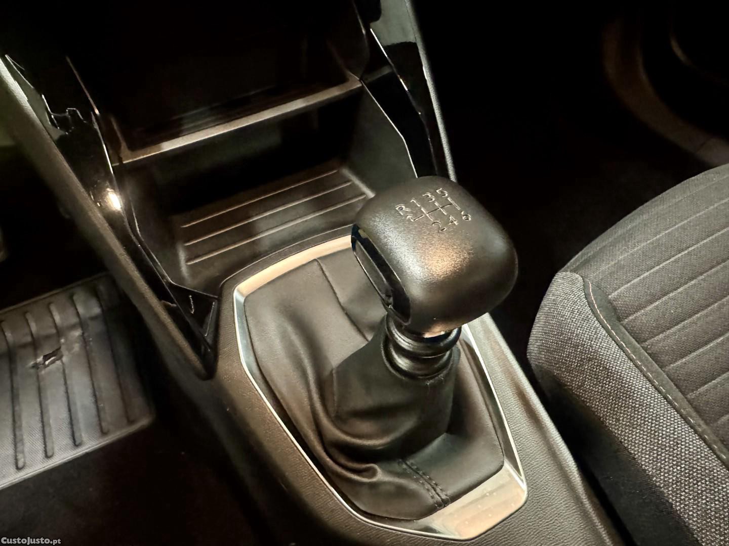 Peugeot 2008 1.2 PureTech Active Pack — fotografia 5