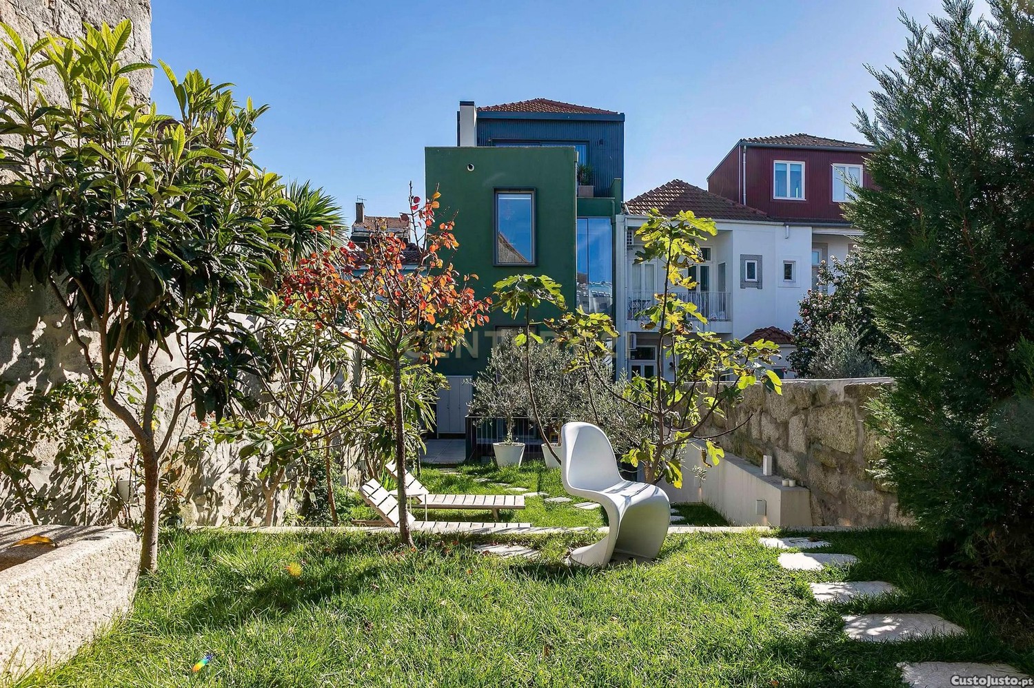 Edifício no Bonfim com 7 apartamentos mais um anexo e com a possibilidade de licenciar mais uma habitação, todos a laborar como 