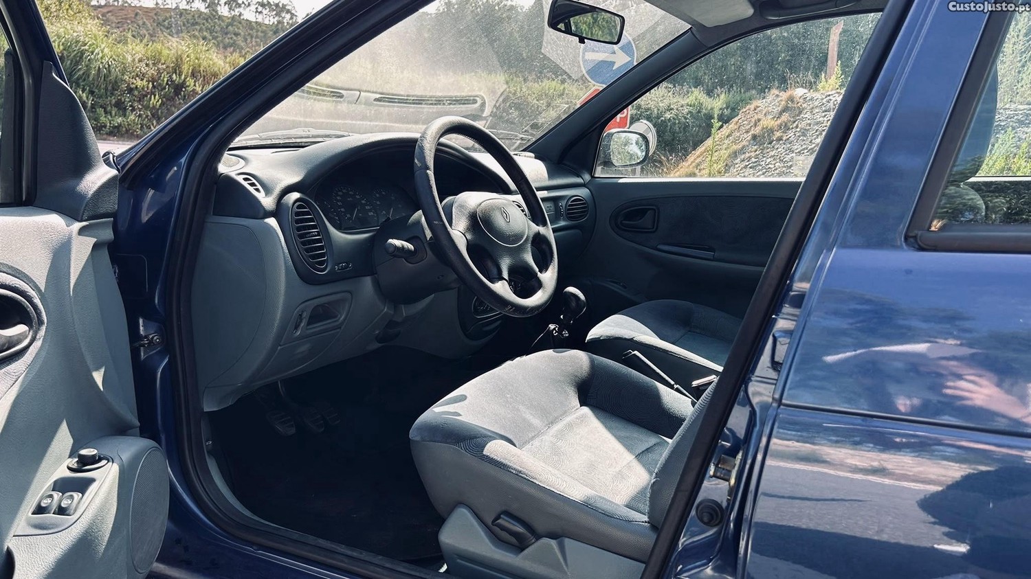 Renault Mégane 1.4 Symbol — fotografia 4