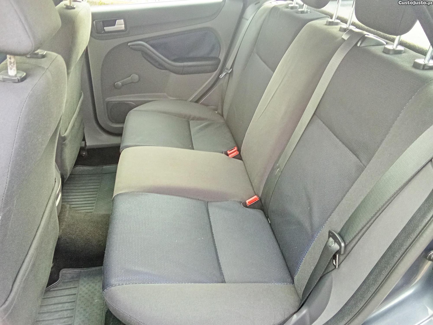 Ford Focus 1.4 Gasolina 107 mil klm — fotografia 6