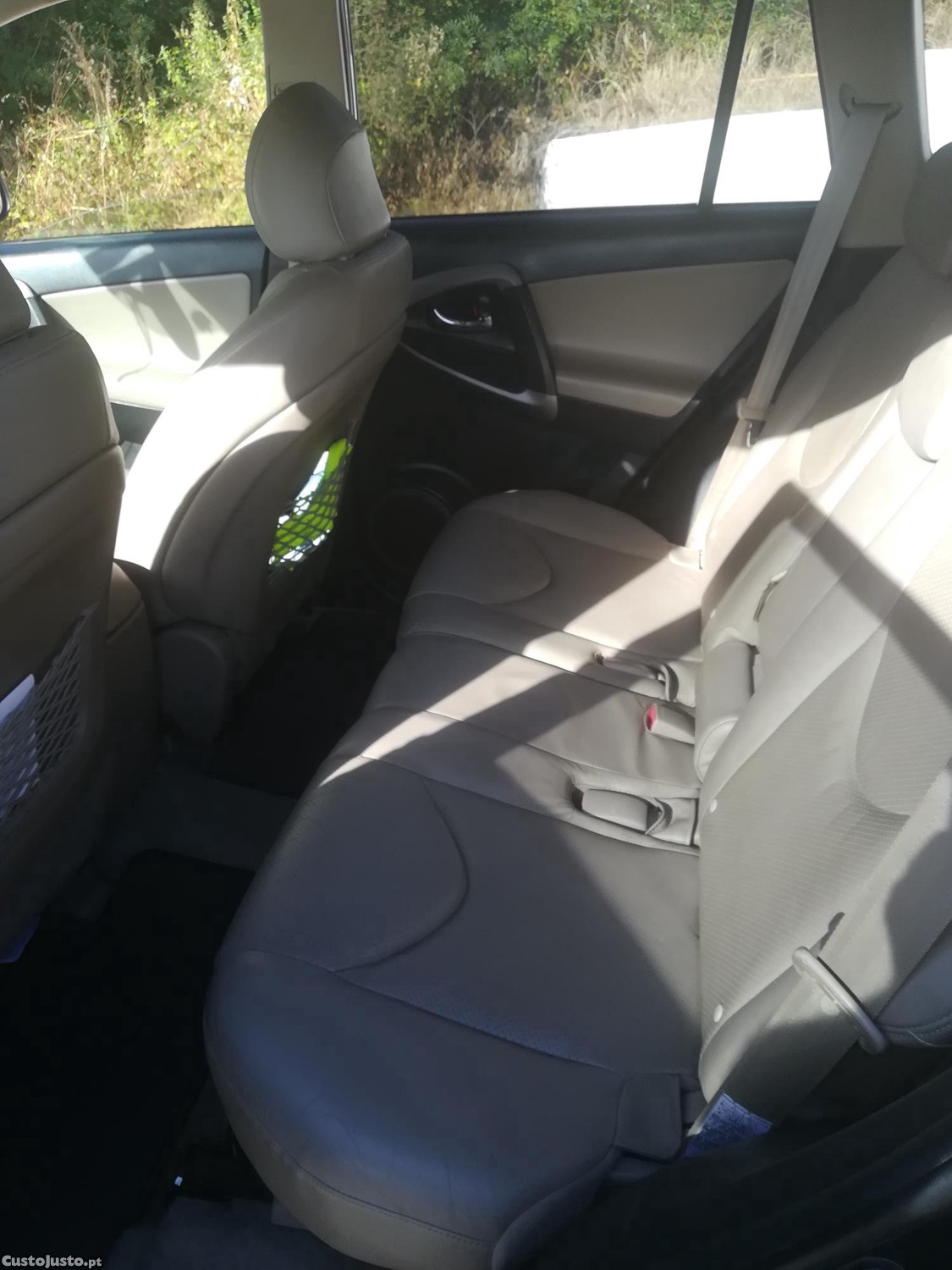 Toyota RAV4 SUV — photo 4