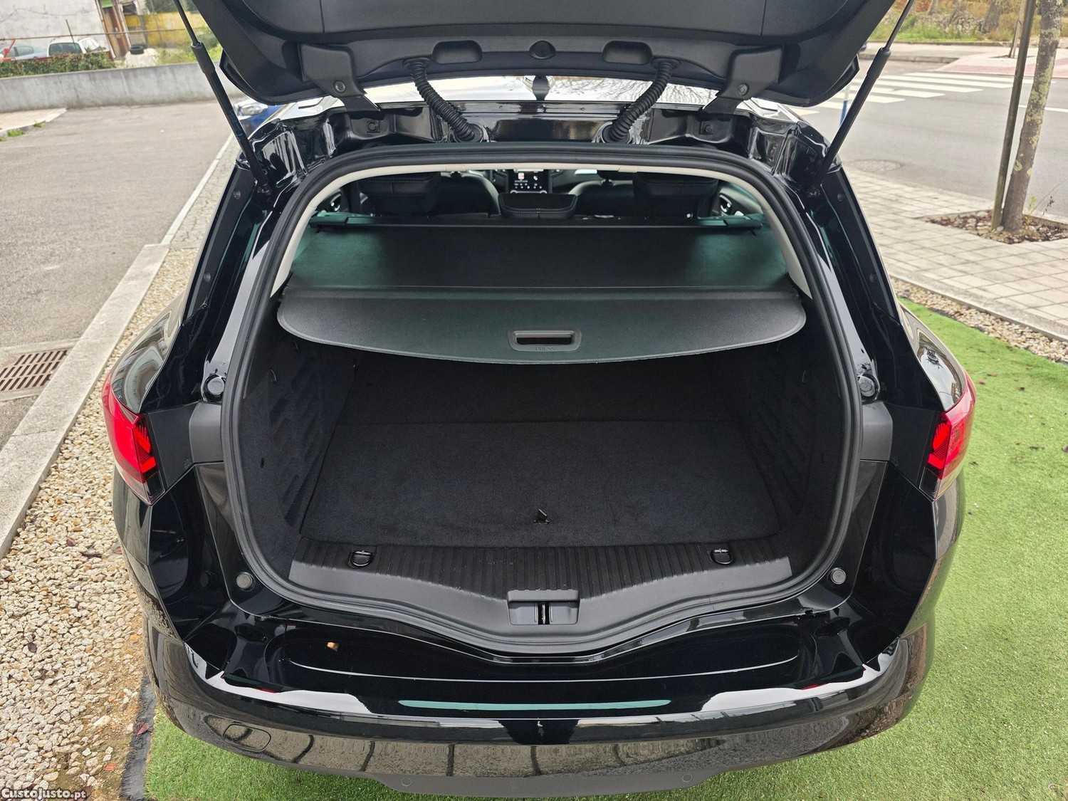 Renault Mégane Sport Tourer 1.6 E-Tech Plug In Hybrid — fotografia 3