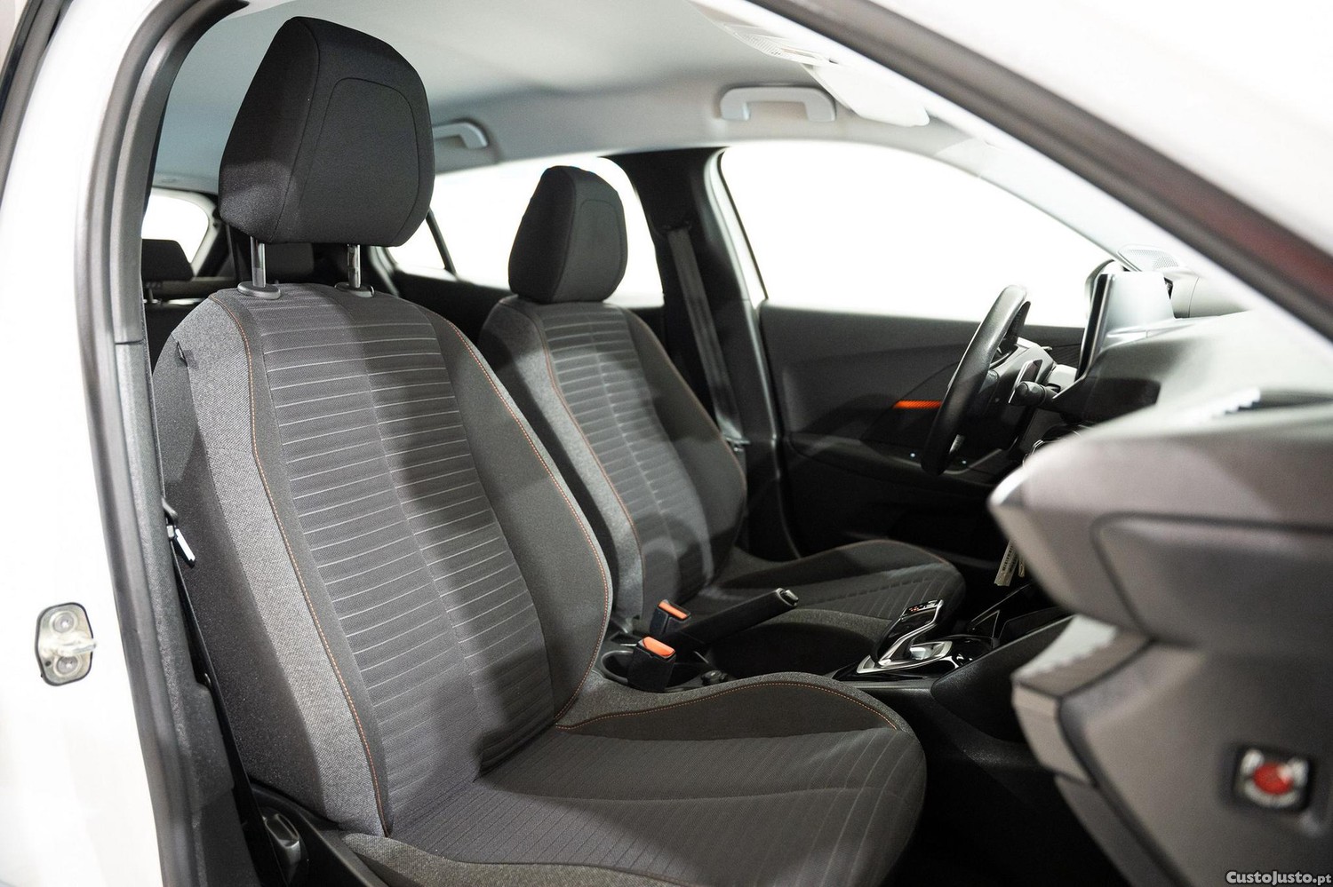 Peugeot 2008 1.2 PureTech Active EAT8 — fotografia 3