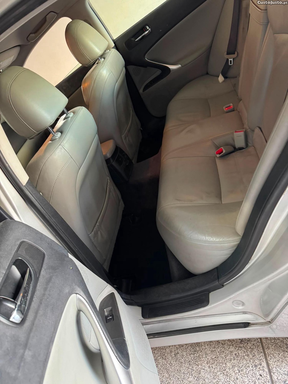 Lexus IS 220 BASE — photo 4
