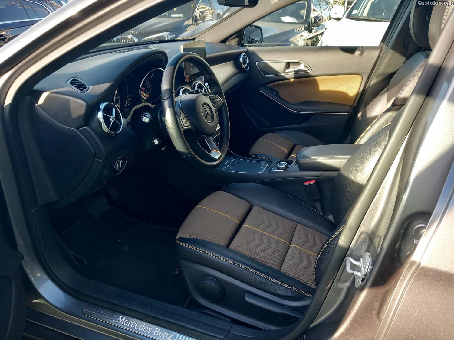 Mercedes-Benz GLA 180 d Style Aut. — fotografia 14