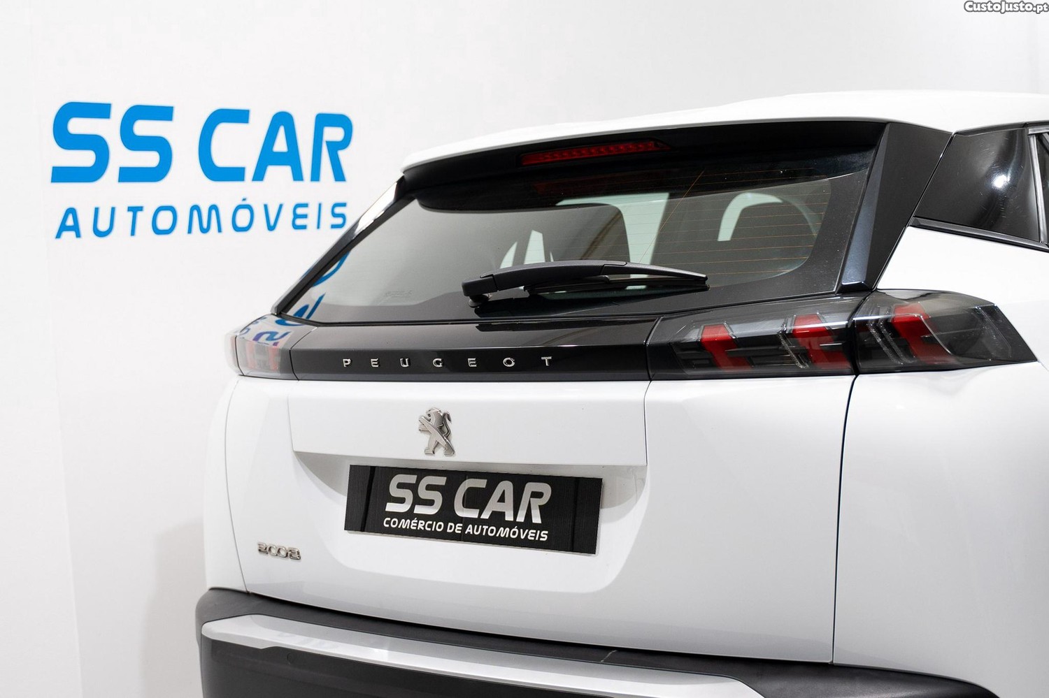 Peugeot 2008 1.2 PureTech Active EAT8 — fotografia 18