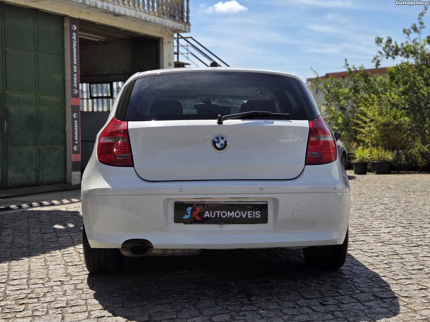 BMW 118 iA — fotografia 9