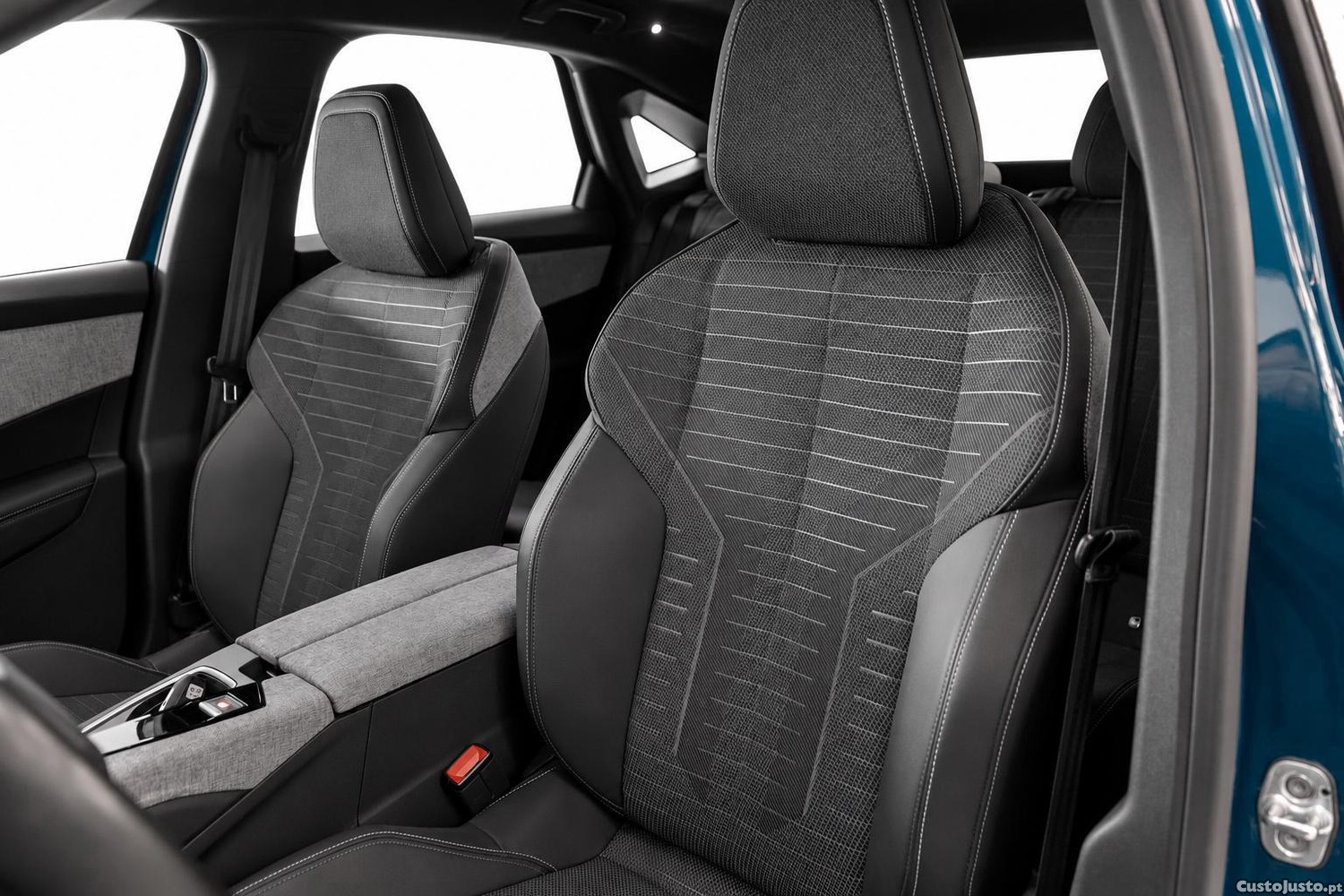 Peugeot e-3008 ALLURE 73Kwh 210CV (AUTO) — photo 4
