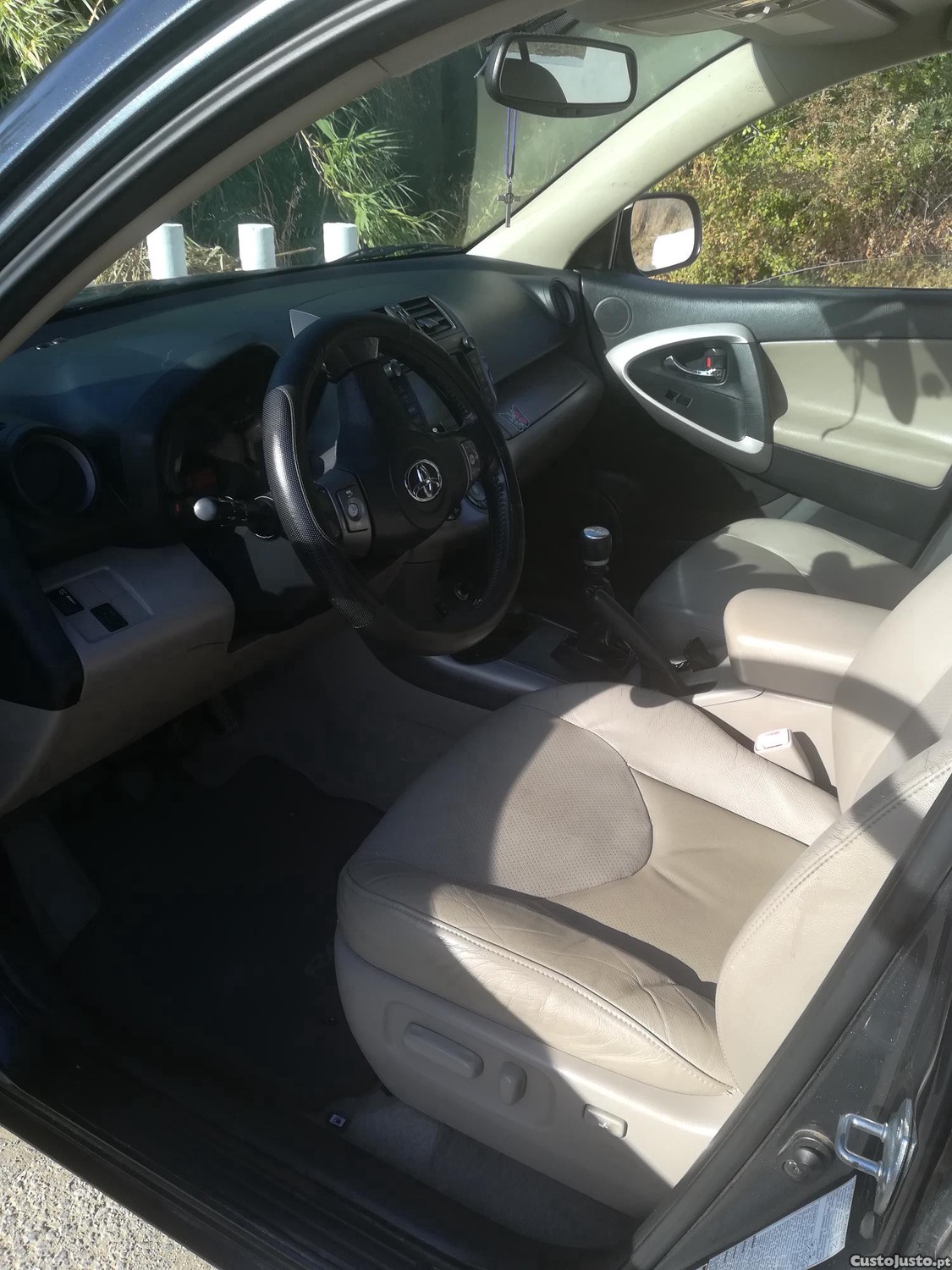 Toyota RAV4 SUV — photo 3