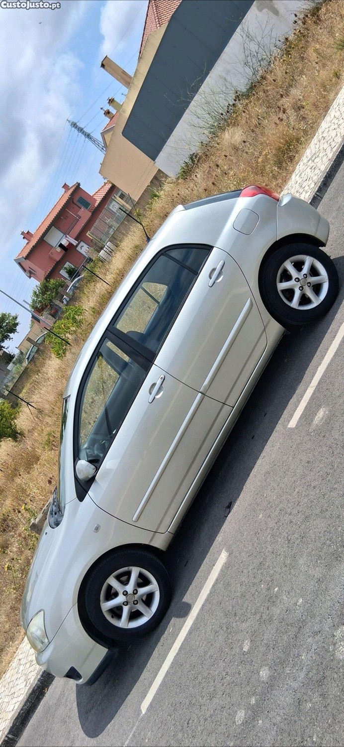 Toyota Corolla sol — fotografia 3