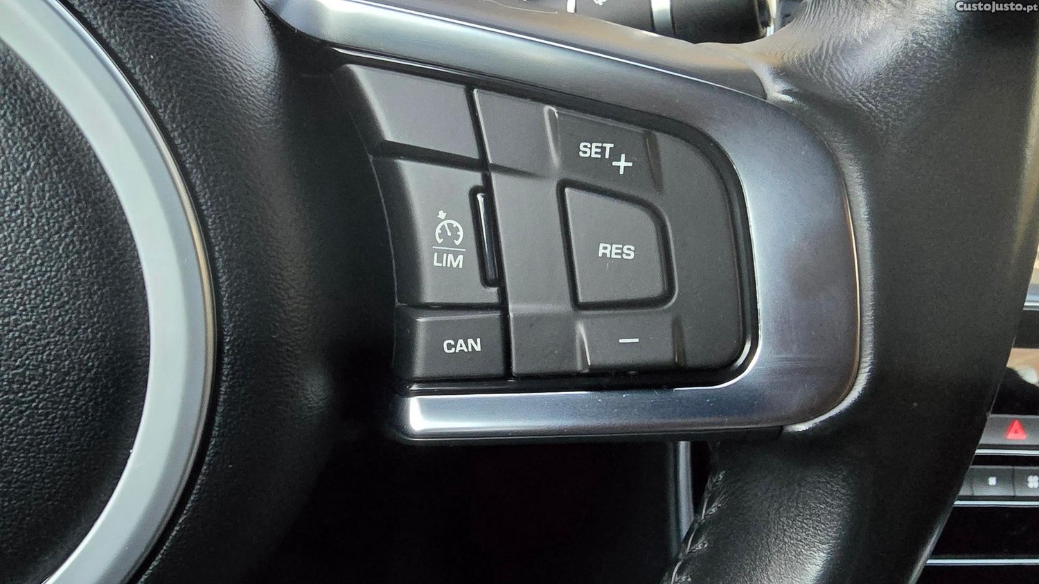 Jaguar XE 2.0 D R-Sport — fotografia 15