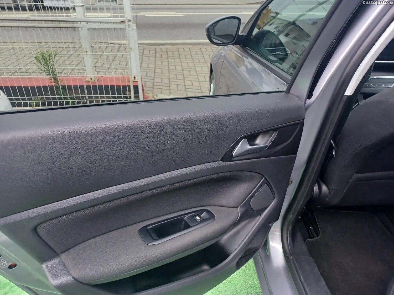 Peugeot 308 1.5 BlueHDi Style — fotografia 13