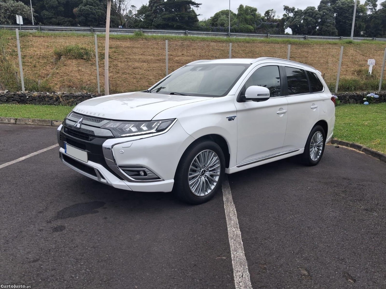Mitsubishi Outlander 2.4 PHEV Instyle 230CV 2021 IVA Dedutível — fotografia 4