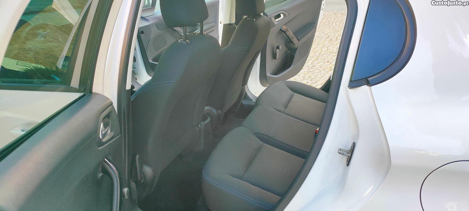 Peugeot 208 1.2 Pure Tech - Versão Style — fotografia 4