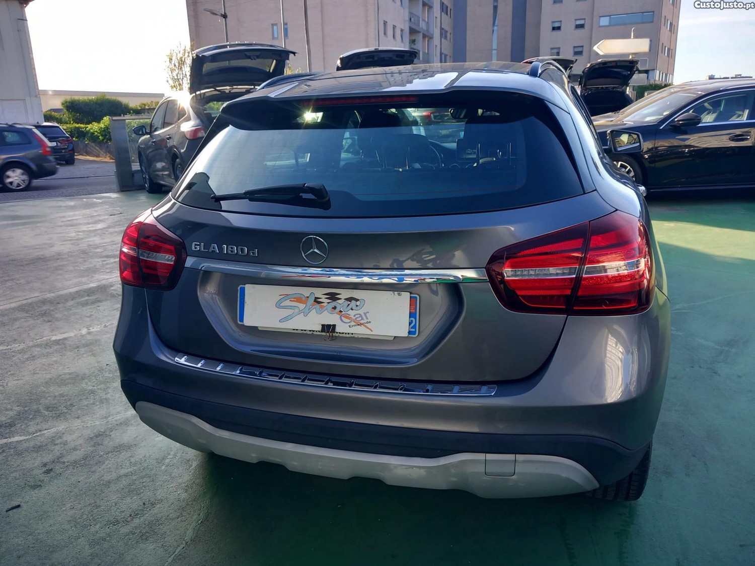 Mercedes-Benz GLA 180 d Style Aut. — fotografia 17