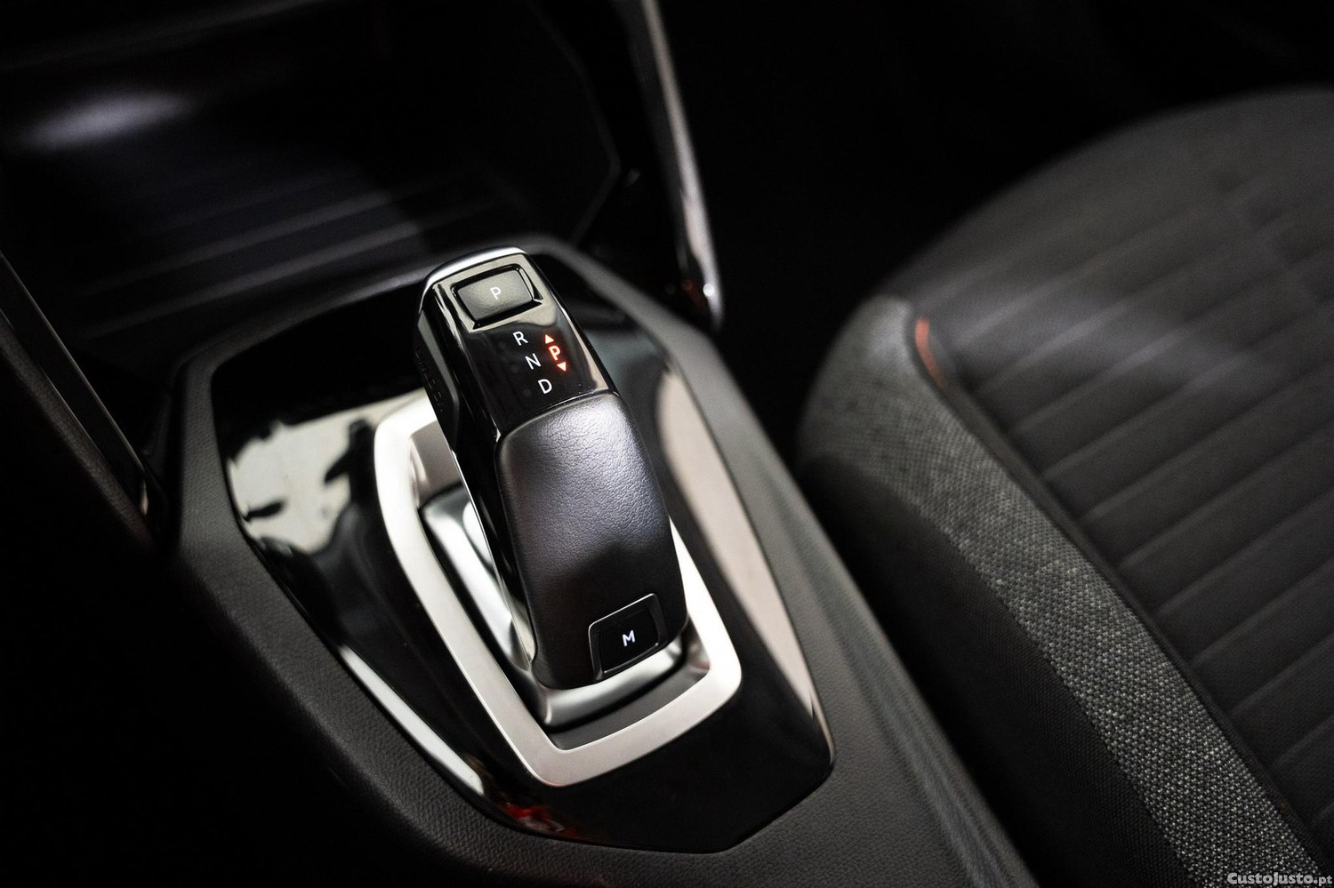 Peugeot 2008 1.2 PureTech Active EAT8 — fotografia 10