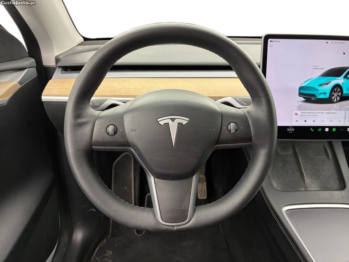 Tesla Model Y Standard RWD — fotografia 8