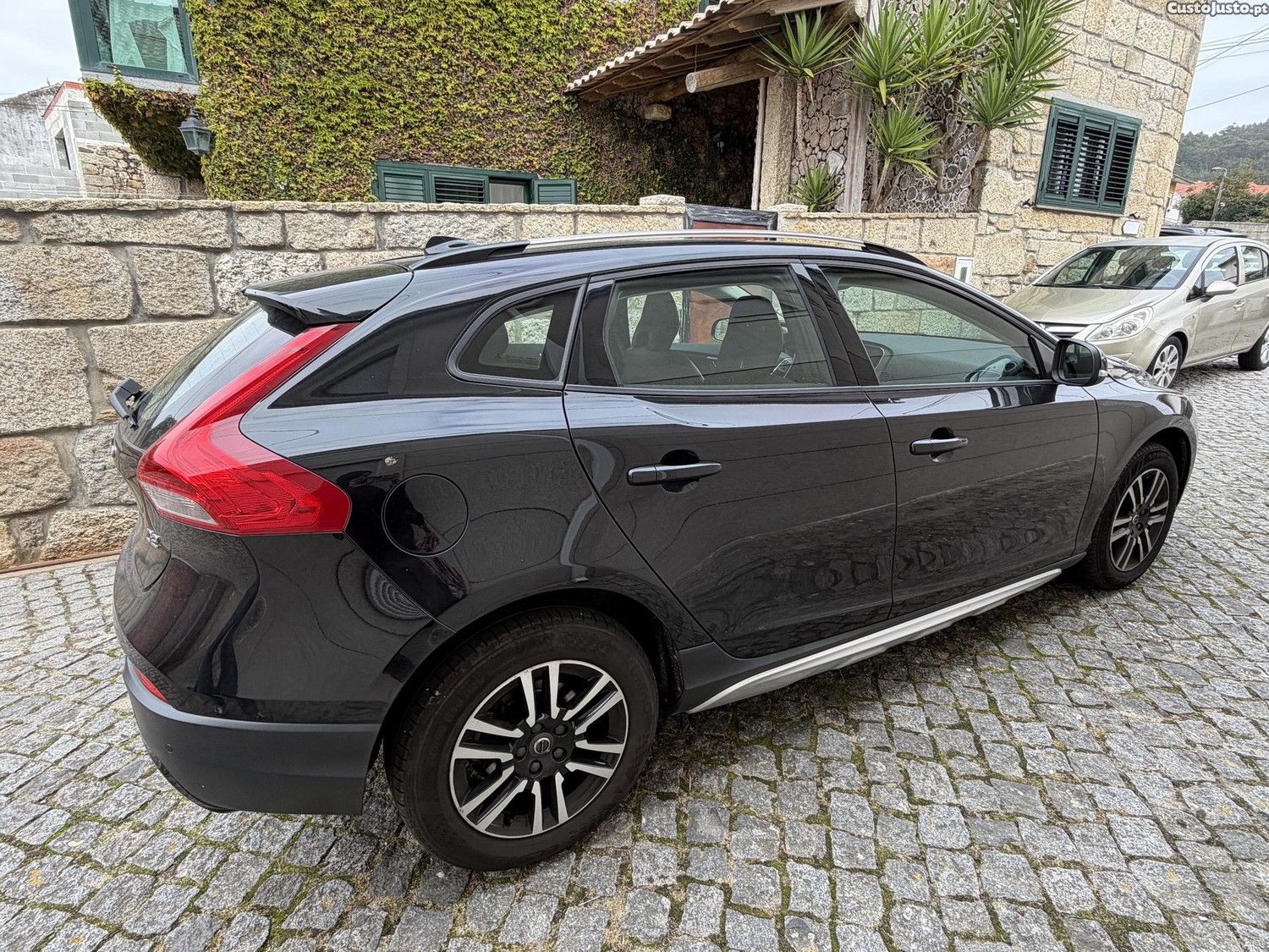 Volvo V40 Cross Country Momentum D2 — photo 2