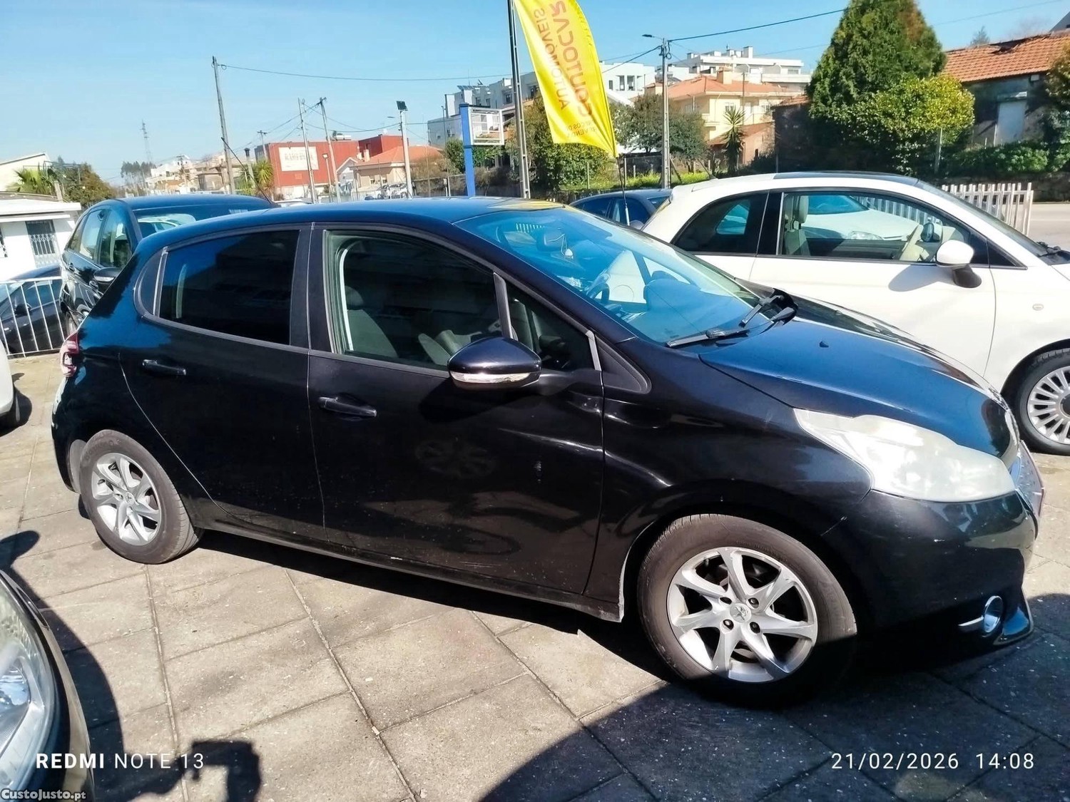 Peugeot 208 Diesel 5 LugLivro Revisoes. Viatura Nacional — fotografia 8