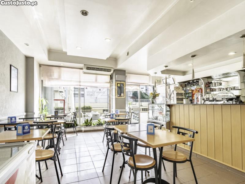 Café Com Esplanada Em Damião De Góis, Porto