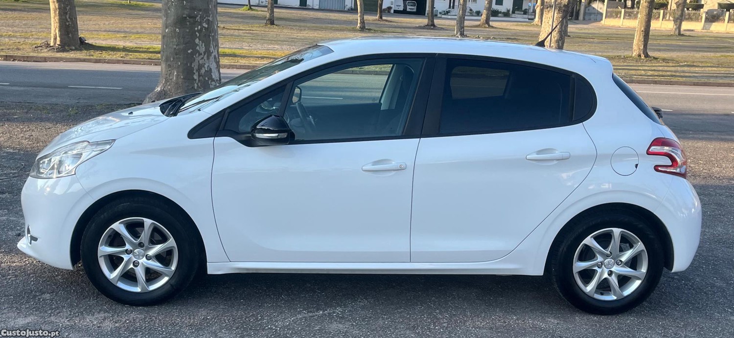 Peugeot 208 1.4 HDI Allure — photo 4