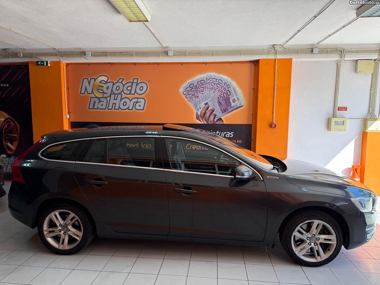 Volvo V60 D6 AWD GEARTRONIC PLUG-IN — photo 2