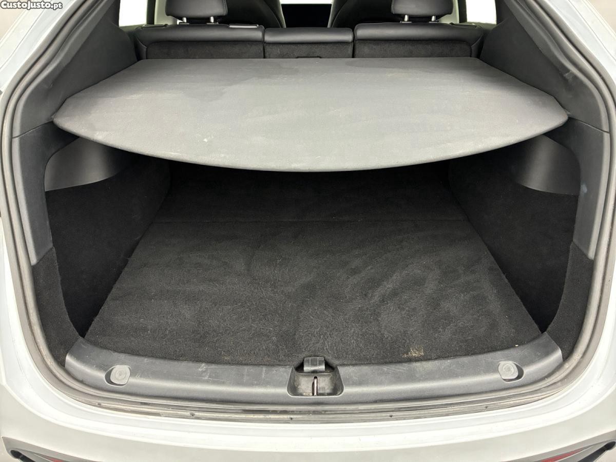 Tesla Model Y Standard RWD — fotografia 3