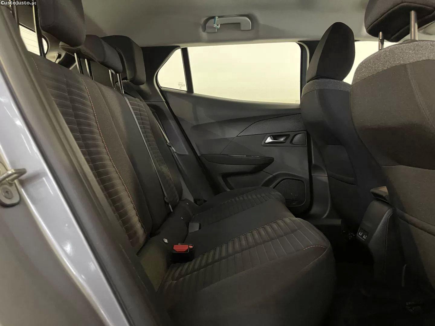 Peugeot e-2008 50 kwh active pack — fotografia 18
