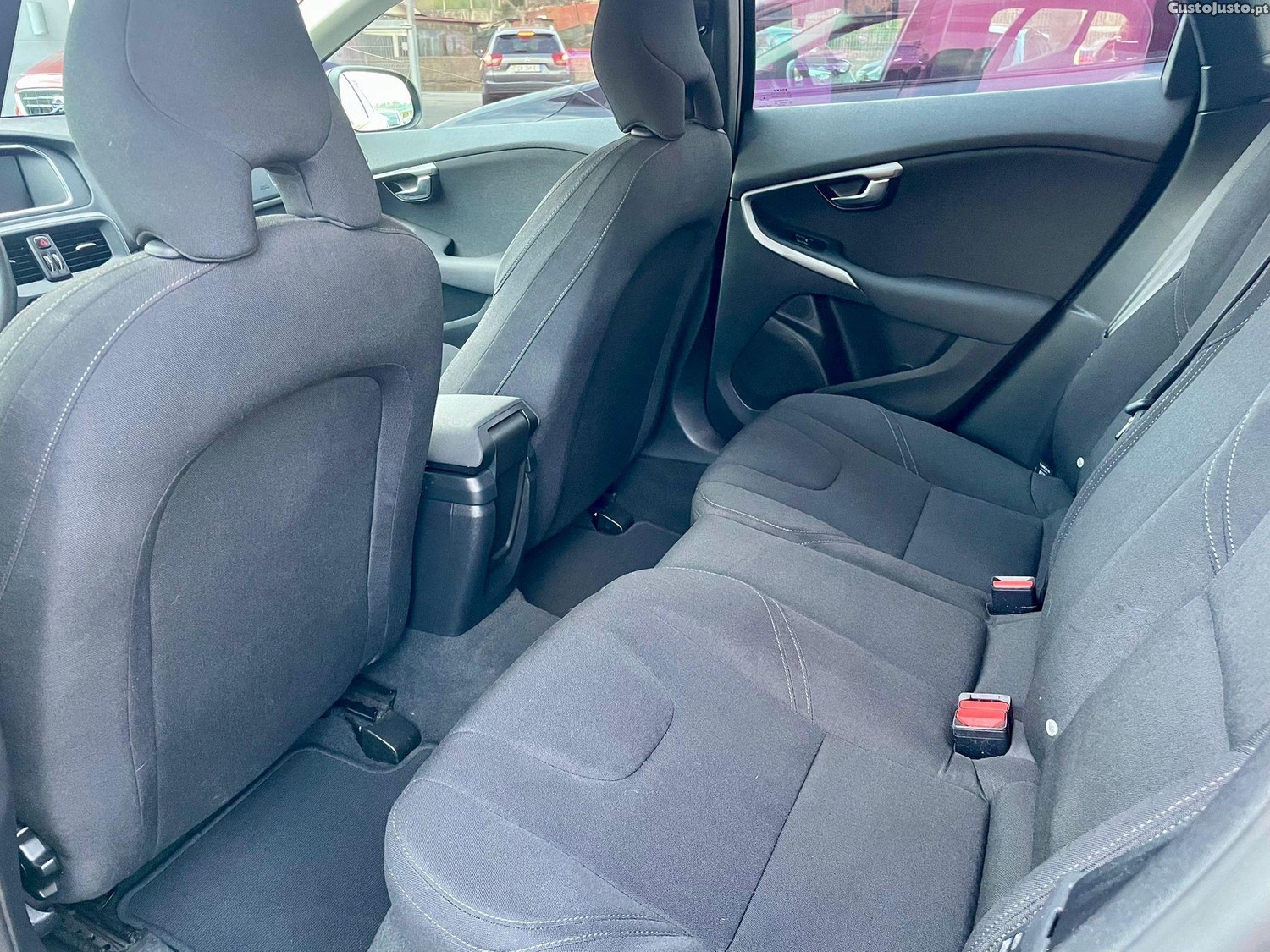 Volvo V40 Cross Country 2.0 D2 Momentum — fotografia 4