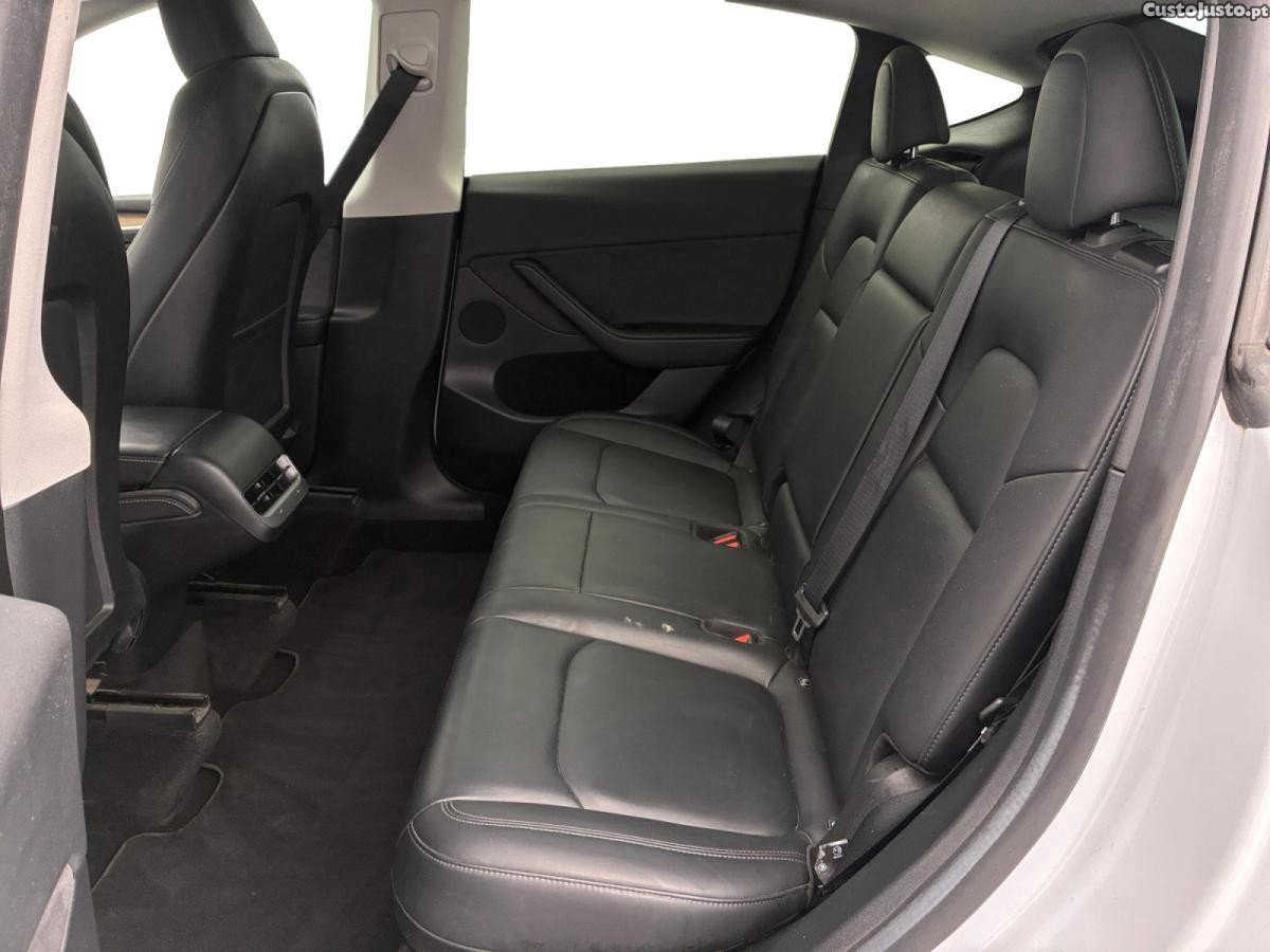 Tesla Model Y Standard RWD — fotografia 5