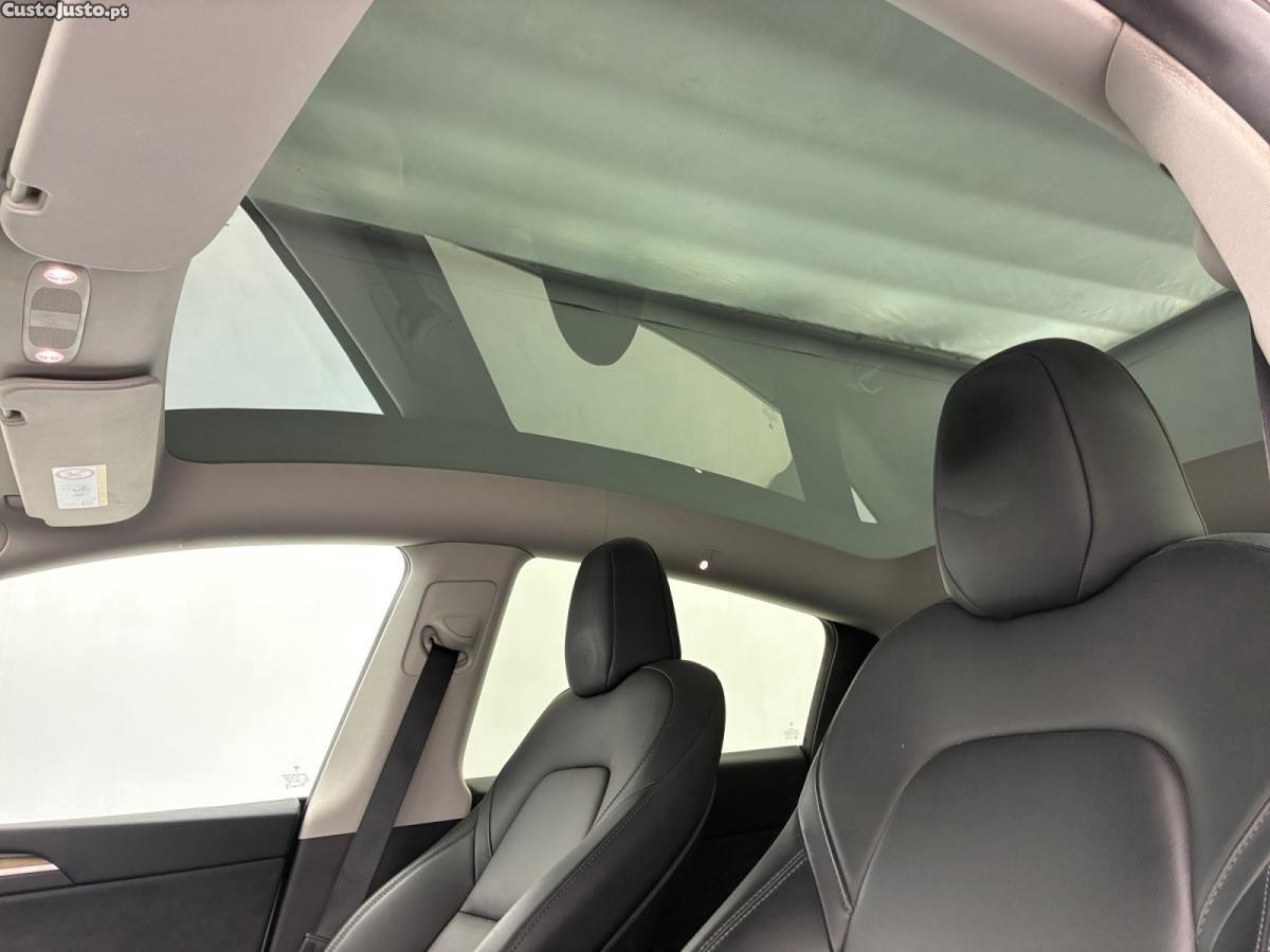 Tesla Model Y Standard RWD — fotografia 4