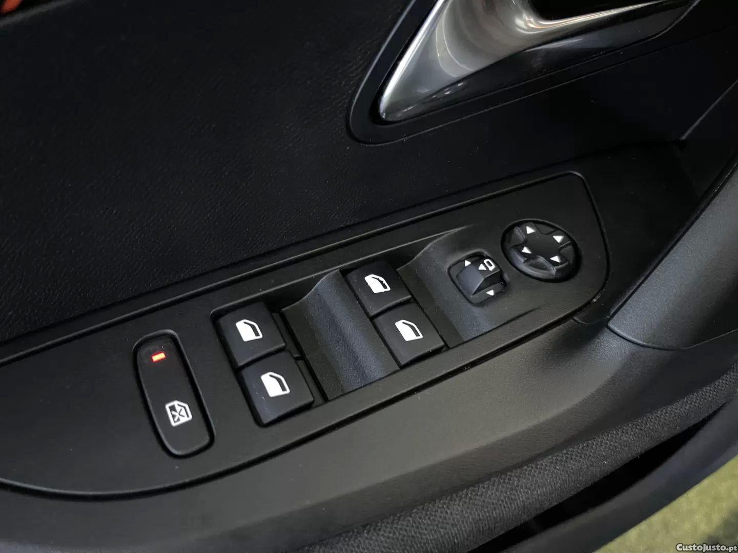 Peugeot e-2008 50 kwh active pack — fotografia 3