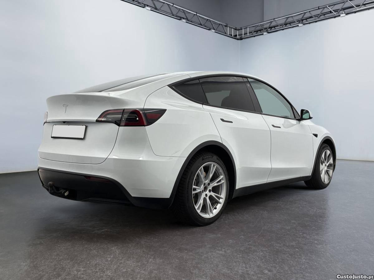 Tesla Model Y Standard RWD — fotografia 11