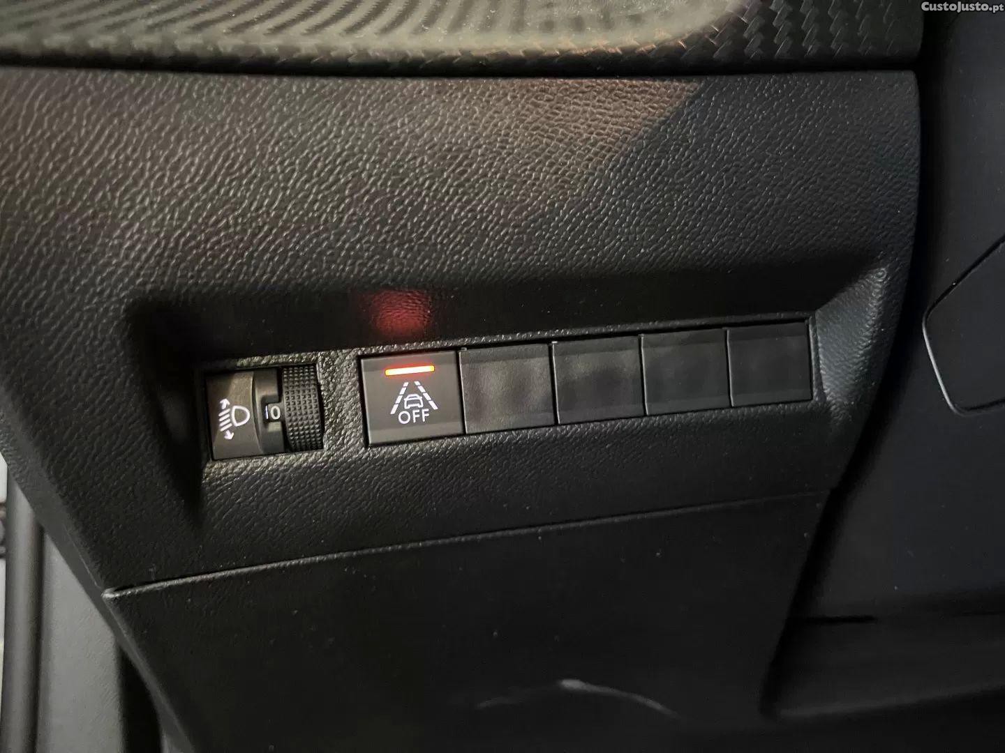 Peugeot e-2008 50 kwh active pack — fotografia 4