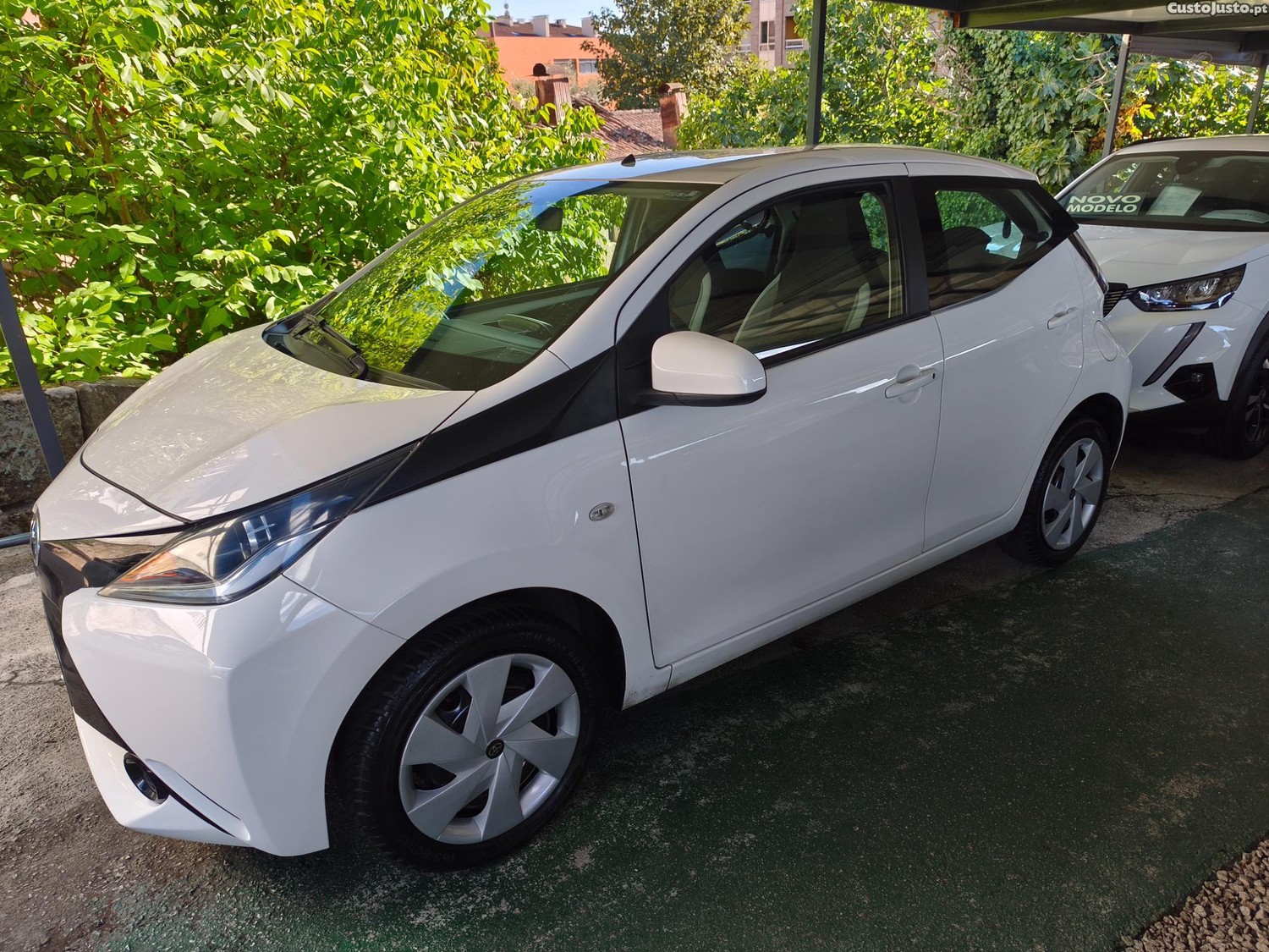 Toyota Aygo 1.0 X-Play - 18 foto 2