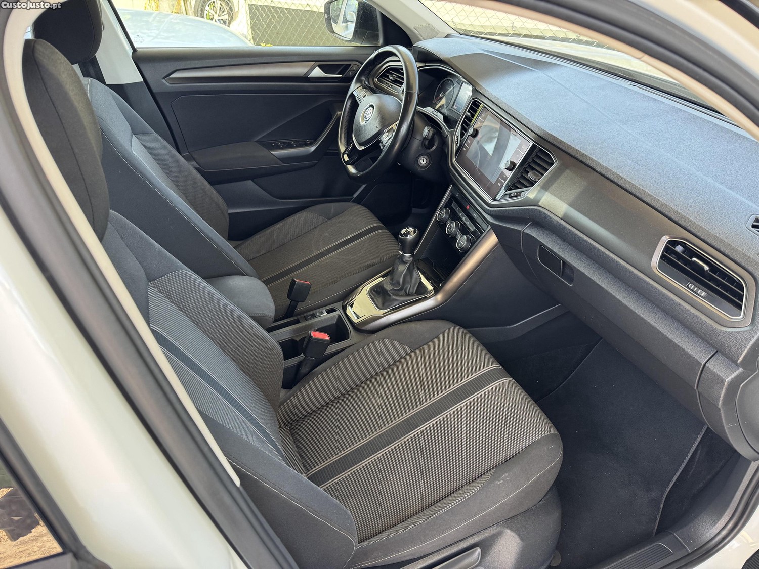 Volkswagen T-Roc 1.0 TSI — fotografia 4