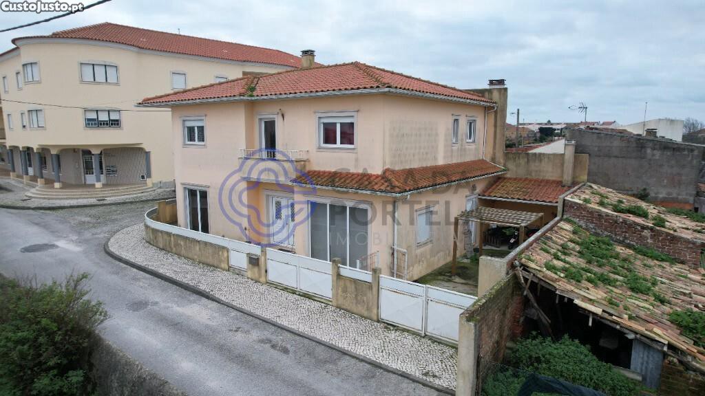 Elegante Moradia T3+1 com Logradouro   Conforto e Localização Privilegiada