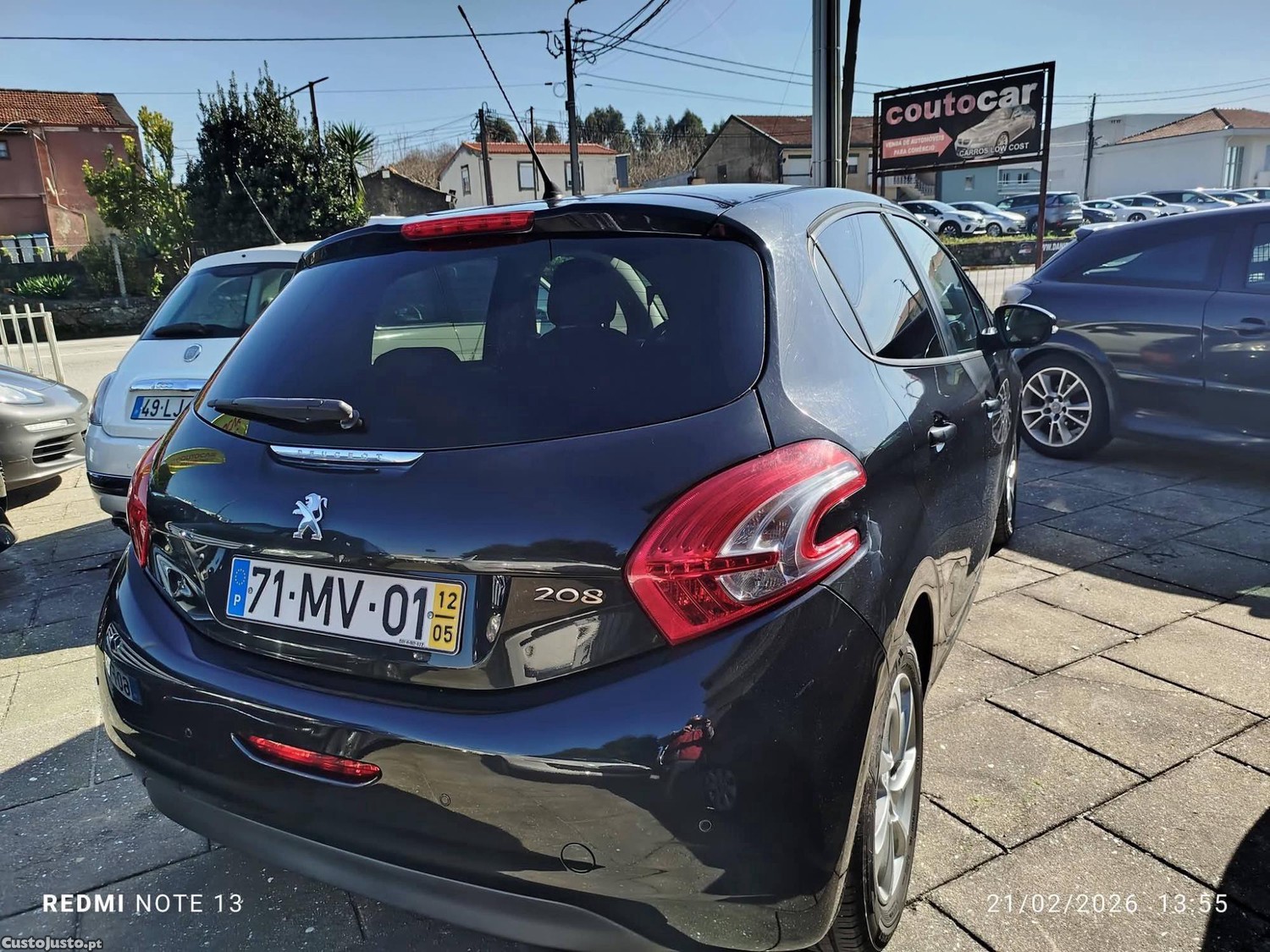 Peugeot 208 Diesel 5 LugLivro Revisoes. Viatura Nacional — fotografia 7